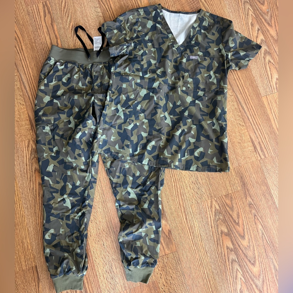 Figs Camo scrub set